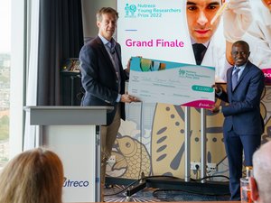 First prize winner Jeleel Agboola Opeyenami and CEO Nutreco Fulco van Lede