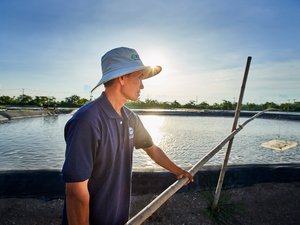 Man working at aquaculture nursery_02966_V2