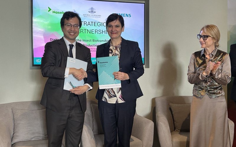 Signing Virac Chhuor, Boriana Manolova, MIlena Stoycheva, MInister of Innovations in Bulgaria