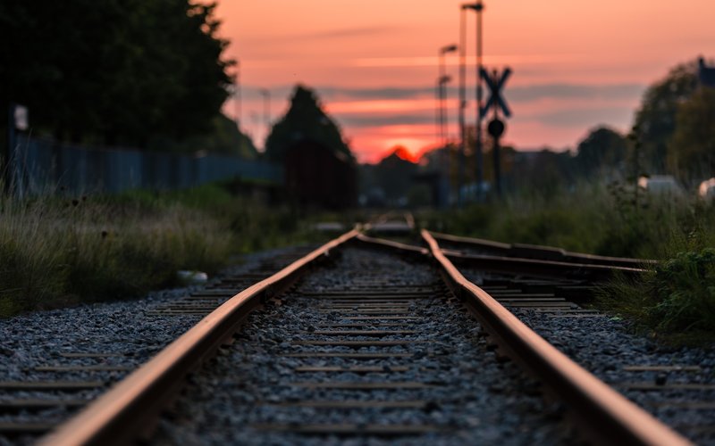 Train-pexels-albin-berlin-892541